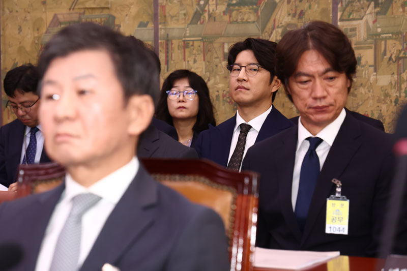 박주호 전 대한축구협회 전력강화위원(오른쪽 두 번째)이 24일 오전 서울 여의도 국회 문화체육관광위원회에서 열린 대한축구협회 등에 대한 현안질의에 출석해 자리하고 있다. 오른쪽은 홍명보 남자 축구대표팀 감독, 앞줄 왼족은 정몽규 대한축구협회장. 2024.9.24 뉴스1