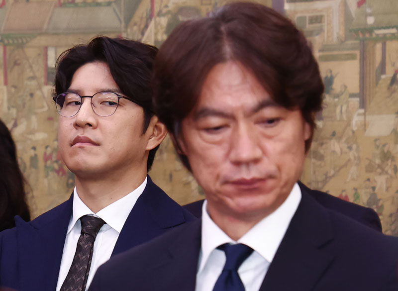 박주호 전 대한축구협회 전력강화위원이 24일 오전 서울 여의도 국회 문화체육관광위원회에서 열린 대한축구협회 등에 대한 현안질의에 출석, 홍명보 남자 축구대표팀 감독을 바라보고 있다. 2024.9.24 뉴스1