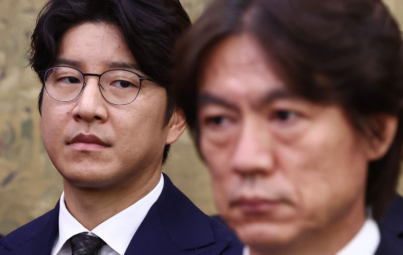 박주호 전 대한축구협회 전력강화위원이 24일 오전 서울 여의도 국회 문화체육관광위원회에서 열린 대한축구협회 등에 대한 현안질의에 출석, 홍명보 남자 축구대표팀 감독을 바라보고 있다. 2024.9.24 뉴스1