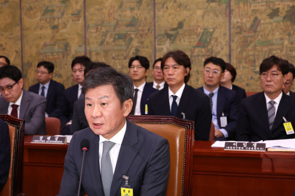 정몽규 대한축구협회장이 24일 서울 여의도 국회에서 열린 문화체육관광위원회 전체회의에 출석, 의원 질의에 답하고 있다. 2024.9.24  연합뉴스
