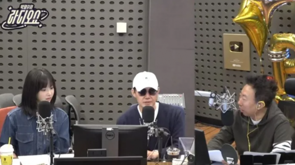 그룹 모모랜드 출신 배우 연우(왼쪽)와 배우 박성웅(가운데). KBS 쿨FM ‘박명수의 라디오쇼’