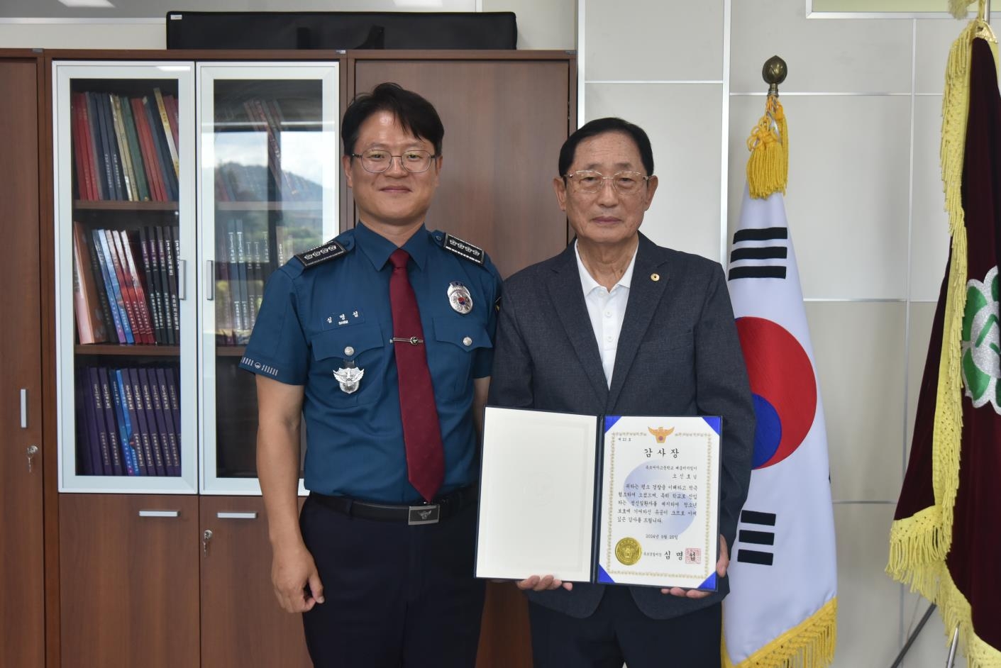 심명섭 속초경찰서장으로부터 감사장을 받는 오신호씨. 속초경찰서 제공