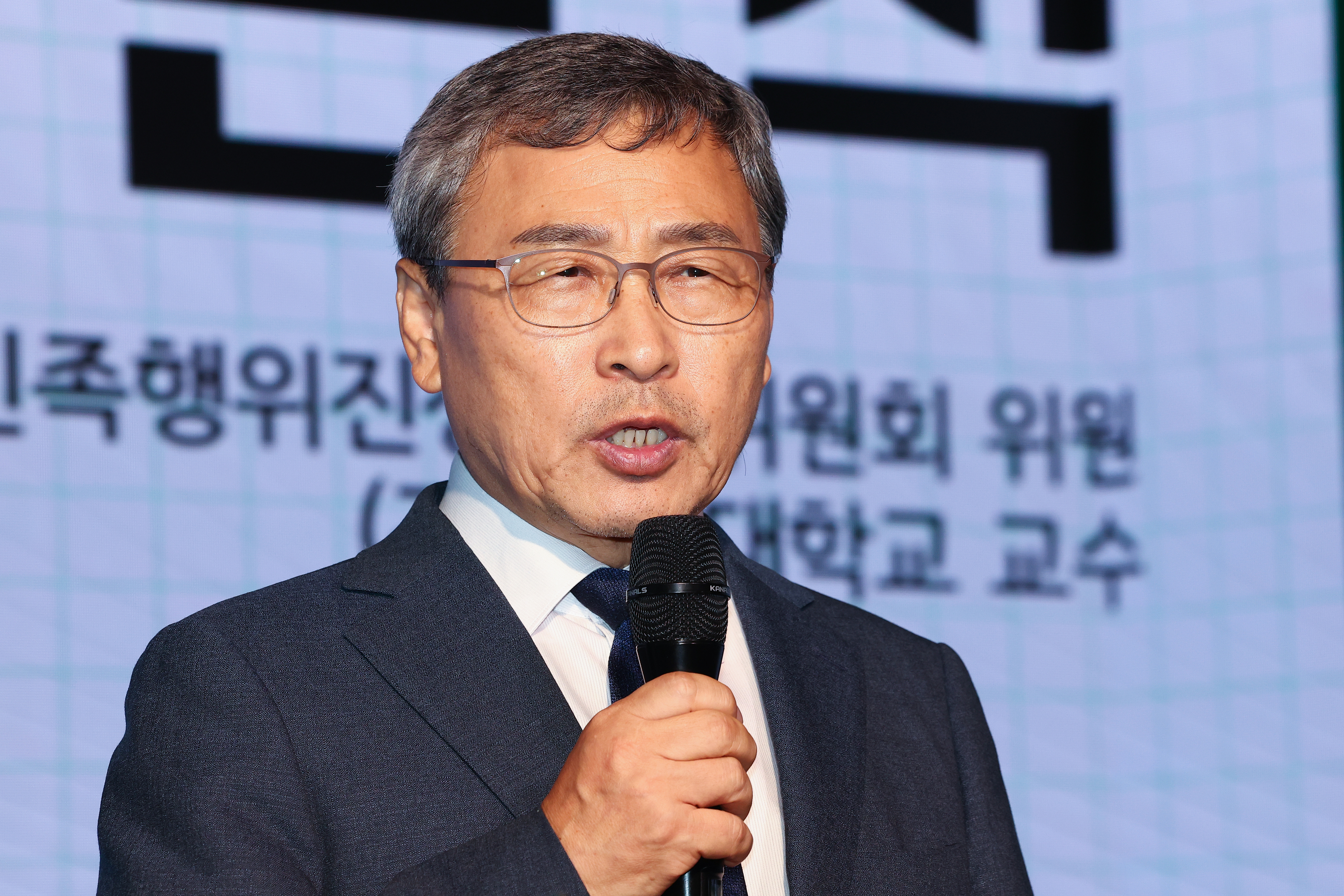 25일 오후 서울 마포구 가온스테이지에서 열린 2024서울민주진보교육감추진위원회(추진위) 기자회견에서 서울시교육감 보궐선거 진보진영 단일화 후보로 확정된 정근식 서울대 명예교수가 소감을 밝히고 있다. 2024.9.25. 연합뉴스