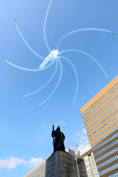 광화문 상공서 사전훈련하는 블랙이글스