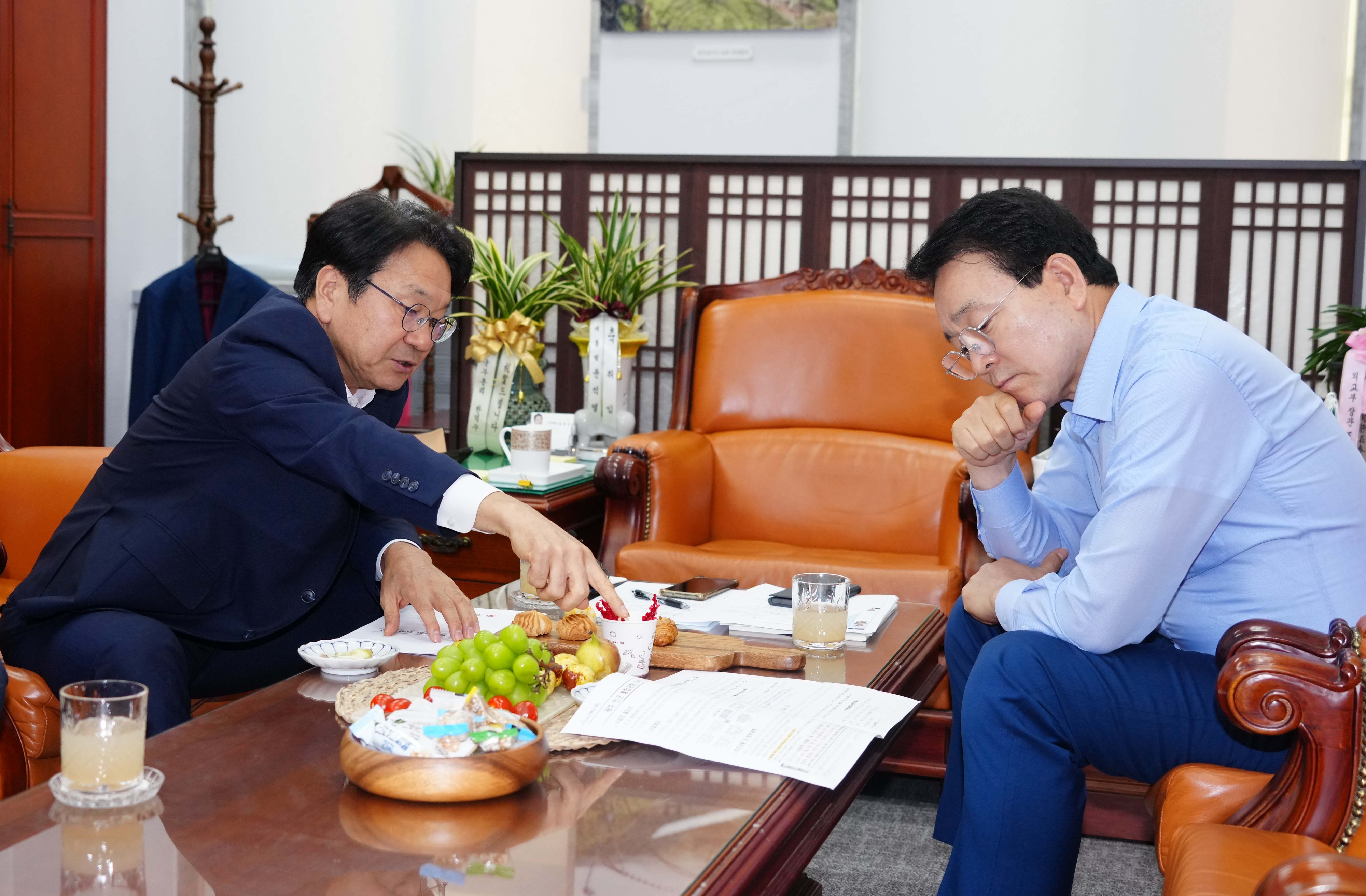 강기정 광주시장(왼쪽)이 25일 오후 국회 본관에서 성일종 국회 국방위원장과 만나 민·군공항 통합 이전과 서남권 관문공항 조성이 속도감 있게 추진될 수 있도록 지원해 줄 것을 요청하고 있다. 광주광역시 제공