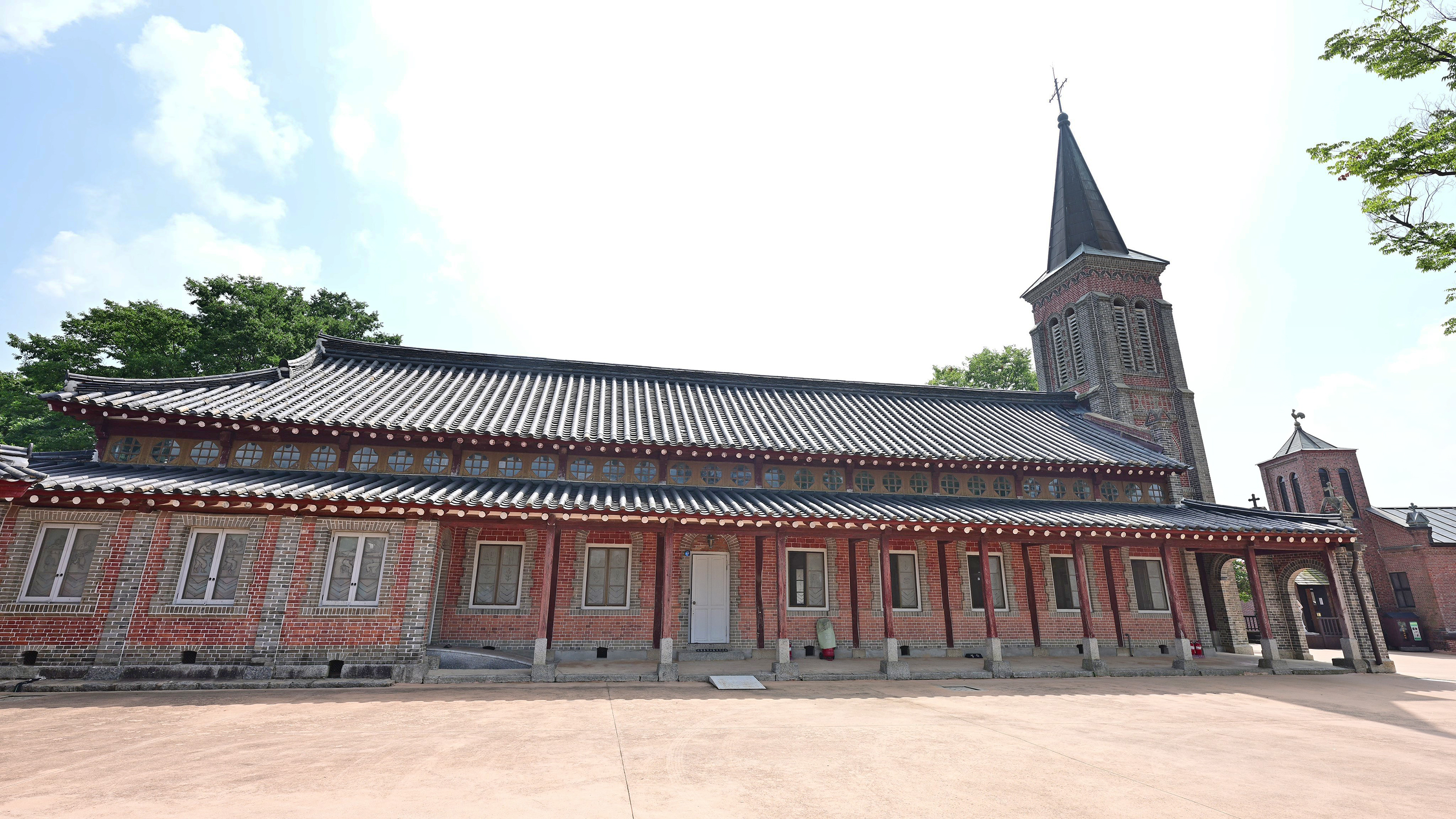 한옥풍으로 지어진 전북 익산 나바위 성당 본당. 종탑이 있는 고딕 양식의 전면부와 잘 어우러진 모양새다.