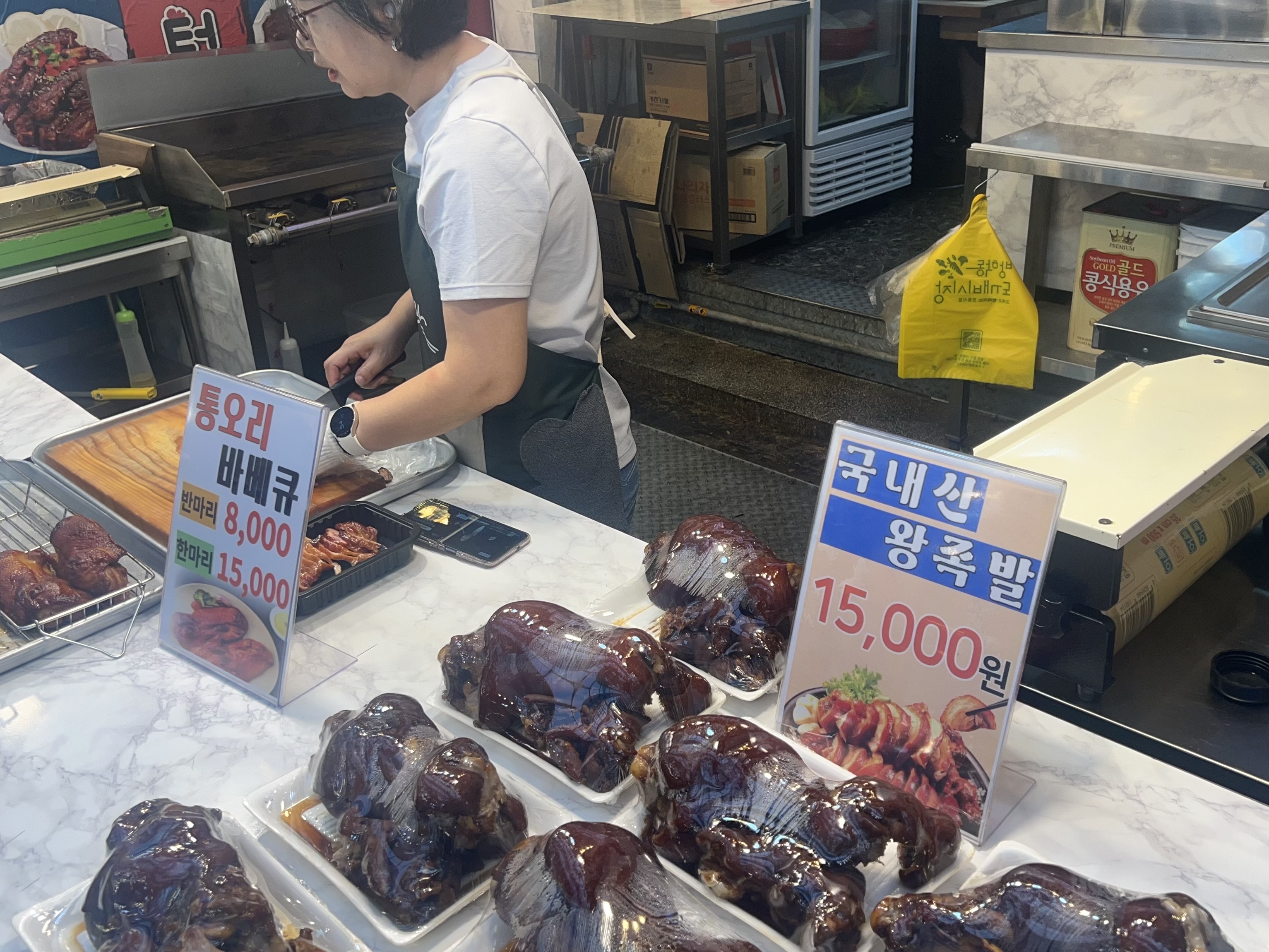 아버지에 이어 아들까지 대를 이어 돼지족발과 전기구이 오리를 파는 ‘족돈족발부대찌개’.