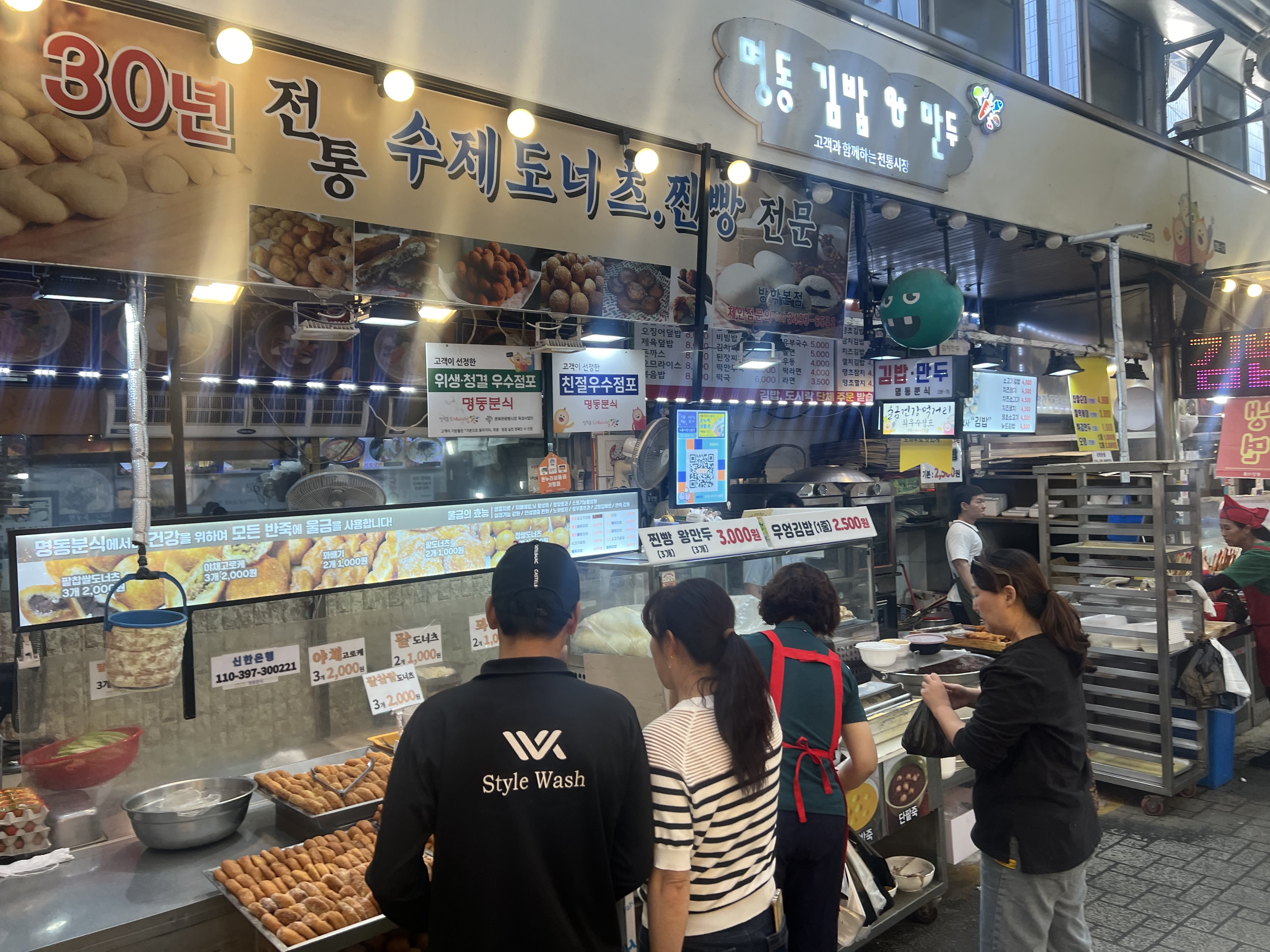 35년째 운영 중인 도깨비시장의 ‘명동김밥’. 고객과의 의리를 지키려고 김밥 한 줄 가격 2500원을 유지하고 있다.