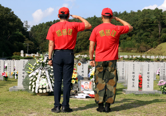 실종자 수색 중 순직한 해병대 채수근 상병 동기 1292기의 전역일인 26일 오후 대전 유성구 국립대전현충원을 찾은 해병대예비역연대 관계자들이 채상병에게 거수경례하고 있다. 2024.9.26. 연합뉴스