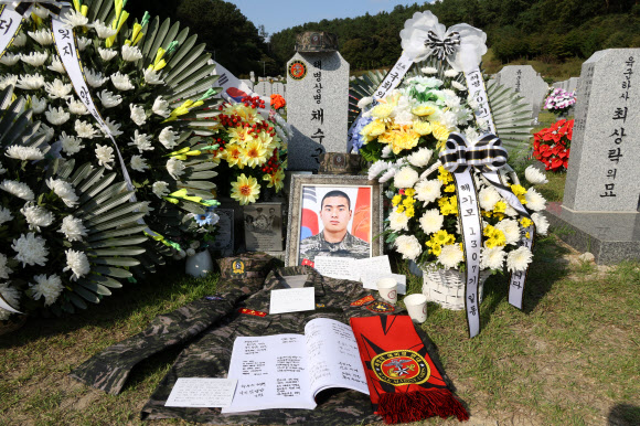 실종자 수색 중 순직한 해병대 채수근 상병 동기 1292기의 전역일인 26일 오후 대전 유성구 국립대전현충원의 채상병 묘역에 전역모와 엽서, 전역 기념품 등이 올려져 있다. 2024.9.26. 연합뉴스