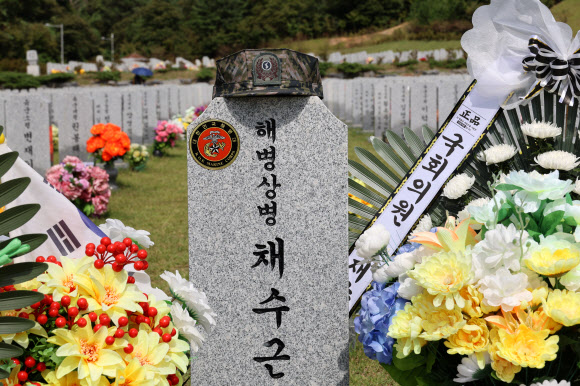 실종자 수색 중 순직한 해병대 채수근 상병 동기 1292기의 전역일인 26일 오후 대전 유성구 국립대전현충원의 채상병 묘역에 전역모가 올려져 있다. 2024.9.26. 연합뉴스