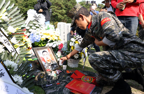 실종자 수색 중 순직한 해병대 채수근 상병 동기 1292기의 전역일인 26일 오후 대전 유성구 국립대전현충원을 찾은 해병대예비역연대 관계자들이 채상병 묘소에 전역 기념품 등을 올리고 있다. 2024.9.26. 연합뉴스
