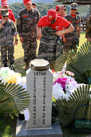 실종자 수색 중 순직한 해병대 채수근 상병 동기 1292기의 전역일인 26일 오후 대전 유성구 국립대전현충원을 찾은 해병대예비역연대 관계자들이 채상병 묘소에 전역복을 올리고 있다. 2024.9.26. 연합뉴스