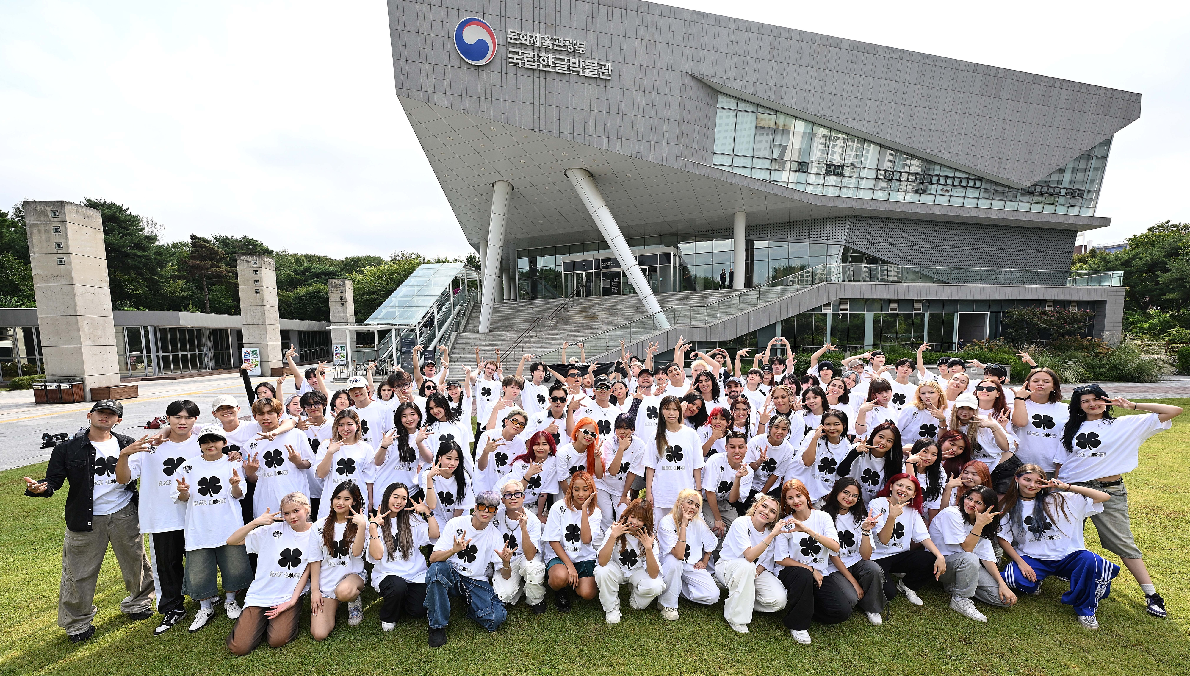 27일 서울 용산구 국립한글박물관 잔디마당에서 K팝 커버댄스 페스티벌 월드 파이널 참가자들이 랜덤 플레이 댄스를 마친 후 기념 촬영을 하고 있다. 2024.9.27 오장환 기자