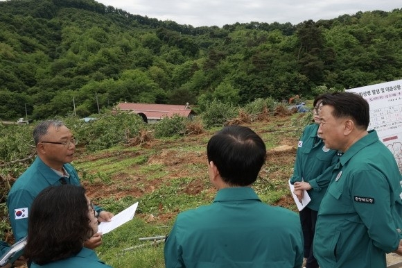 지난 5월  김영환(오른쪽) 충북지사가 과수화상병 발생 농가를 방문해 대응활동을 점검하고 있다. 충북도 제공.