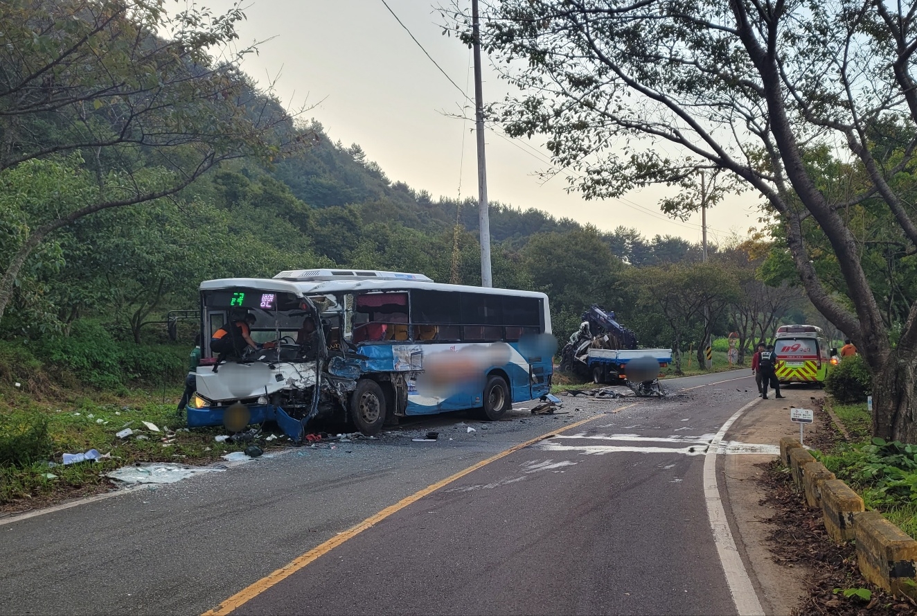 26일 오전 6시 25분쯤 경남 고성에서 중앙선을 침범한 화물차가 마주 오던 군내버스와 충돌하는 사고가 났다. 2024.9.27. 독자 제공