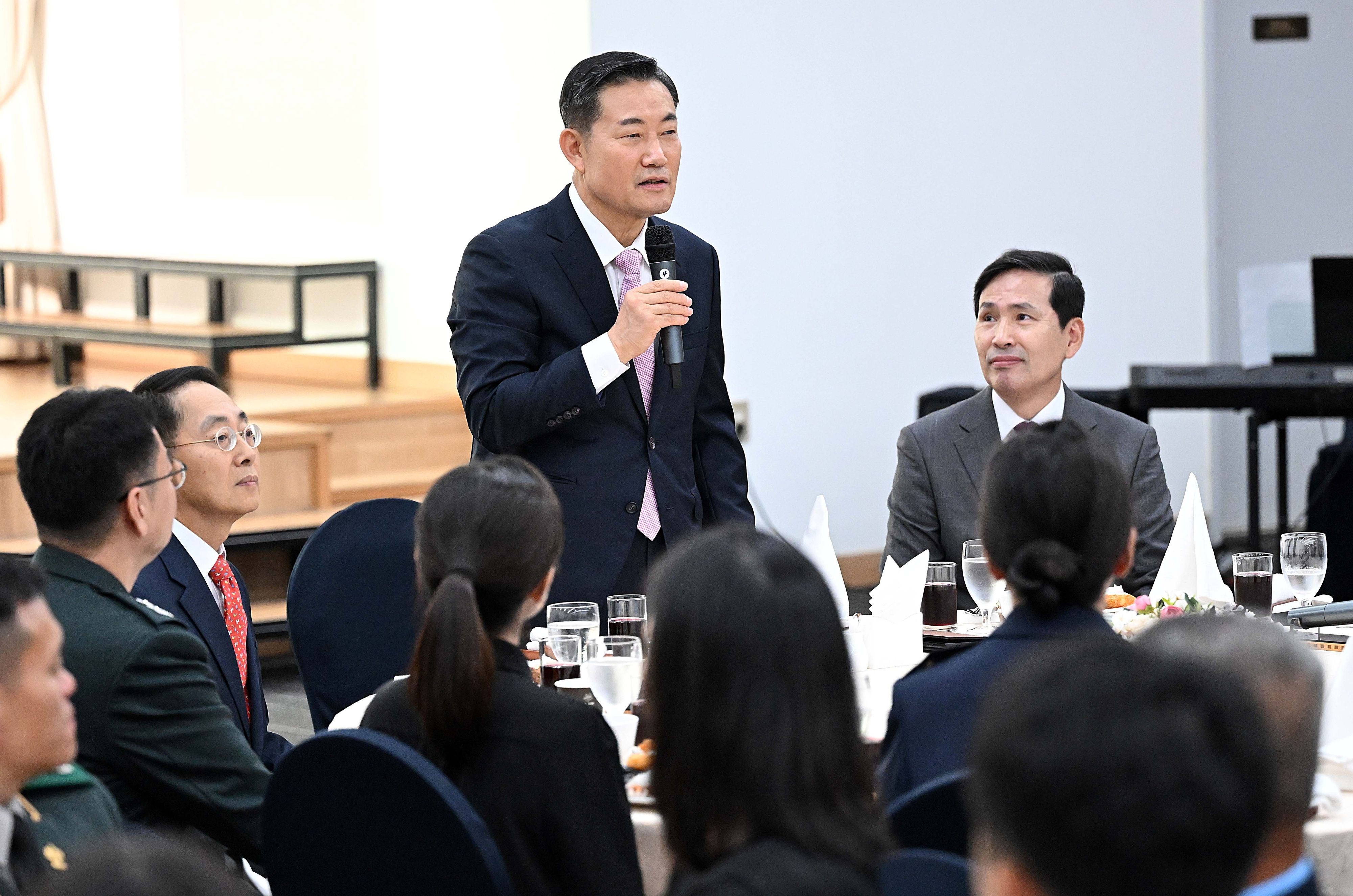 신원식 국가안보실장이 27일 서울 용산구 국방컨벤션센터에서 열린 군인가족의 날 기념 국군모범용사 및 군인가족 초청행사에서 축사를 하고 있다. 2024.9.27 오장환 기자