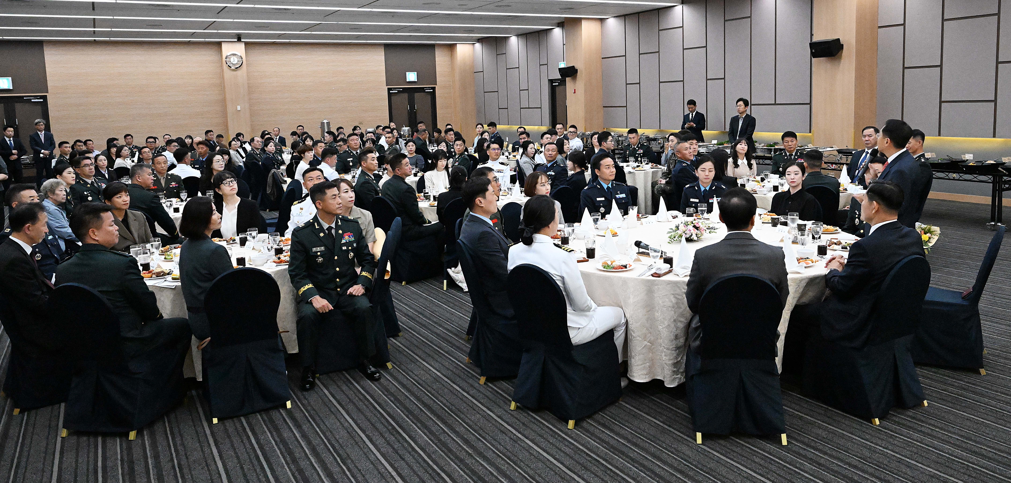 곽태헌 서울신문사 사장이 27일 서울 용산구 국방컨벤션센터에서 열린 군인가족의 날 기념 국군모범용사 및 군인가족 초청행사에서 인사말을 하고 있다. 2024.9.27 오장환 기자