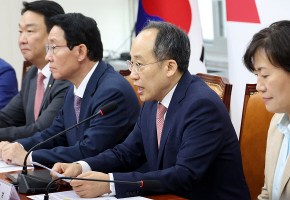 27일 국회에서 열린 한국형 소득, 경영안전망 민당정 협의회에서 국민의힘 추경호 원내대표가 발언을 하고 있다. 연합뉴스