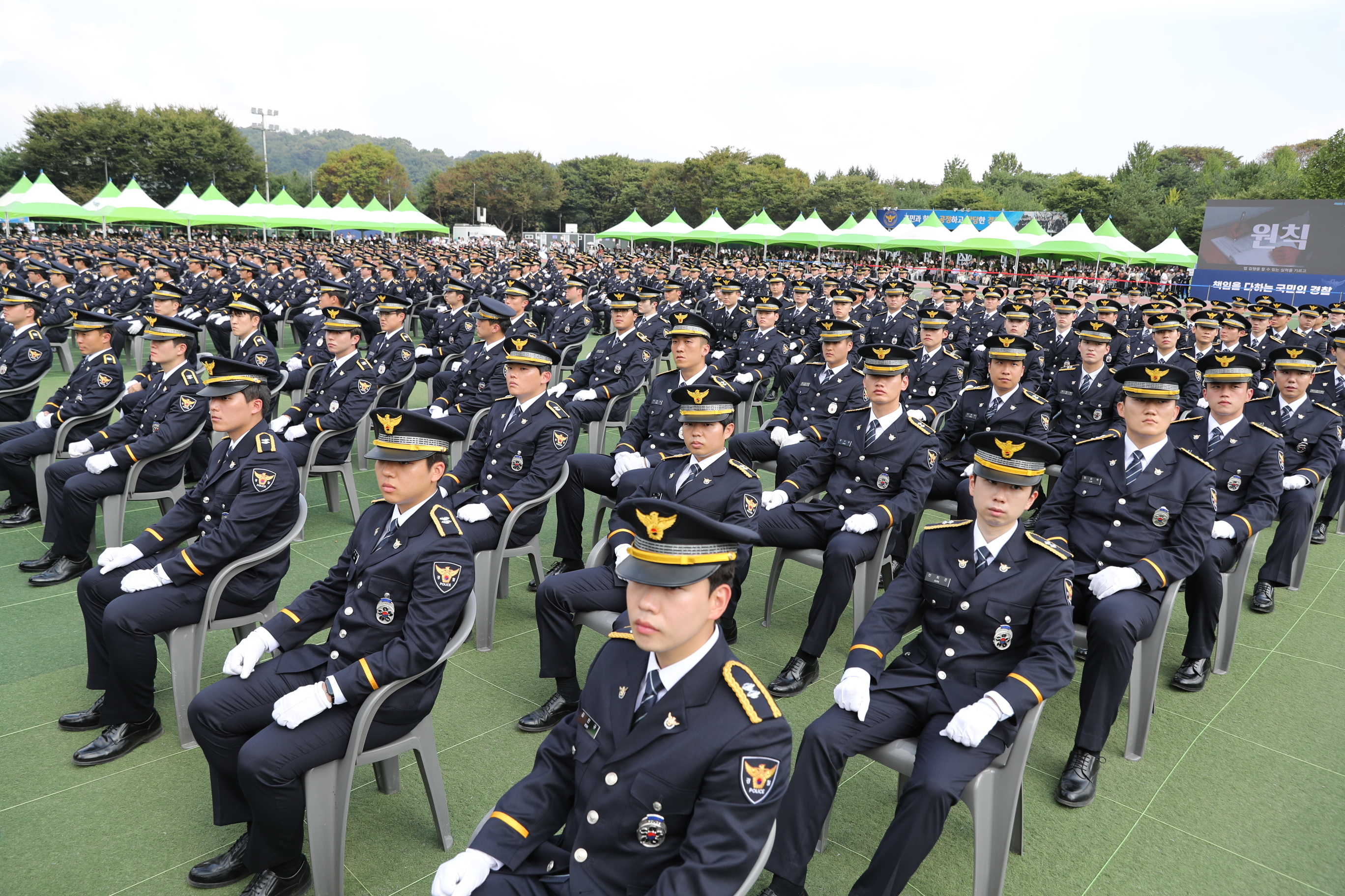 27일 충북 충주시 중앙경찰학교  대운동장에서 신임 경찰 제314기의 졸업식이 열리고 있다. 경찰청 제공