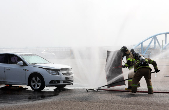 27일 오후 경기도 평택시 포승읍 평택해양경찰서 전용부두에서 열린 ‘전기차 배터리 화재 진압 및 감식 훈련’에서 소방관들이 가상 전기차 화재를 진압하고 있다. 2024.9.27 연합뉴스