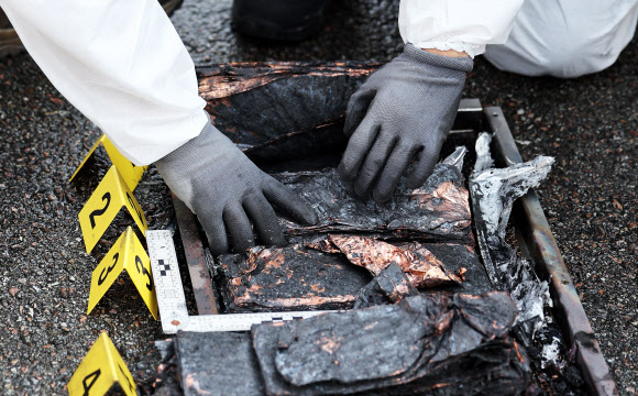 27일 오후 경기도 평택시 포승읍 평택해양경찰서 전용부두에서 열린 ‘전기차 배터리 화재 진압 및 감식 훈련’에서 과학수사관들이 배터리 감식을 하고 있다. 2024.9.27 연합뉴스