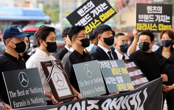 ‘벤츠 EQ 파라시스 기망판매 비상대책위원회’ 관계자들이 27일 오후 메르세데스-벤츠 코리아 본사가 입주한 서울 중구 서울스퀘어 앞에서 벤츠가 일부 EQE 전기차에 중국 파라시스 배터리를 탑재해놓고 소비자들에게는 CATL 배터리를 장착했다고 알렸다며 이를 규탄하고 있다. 2024.9.27 연합뉴스