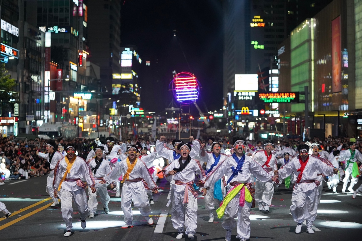 ‘천안 흥타령춤축제2024’ 거리퍼레이드가 열리고 있다. 천안시 제공