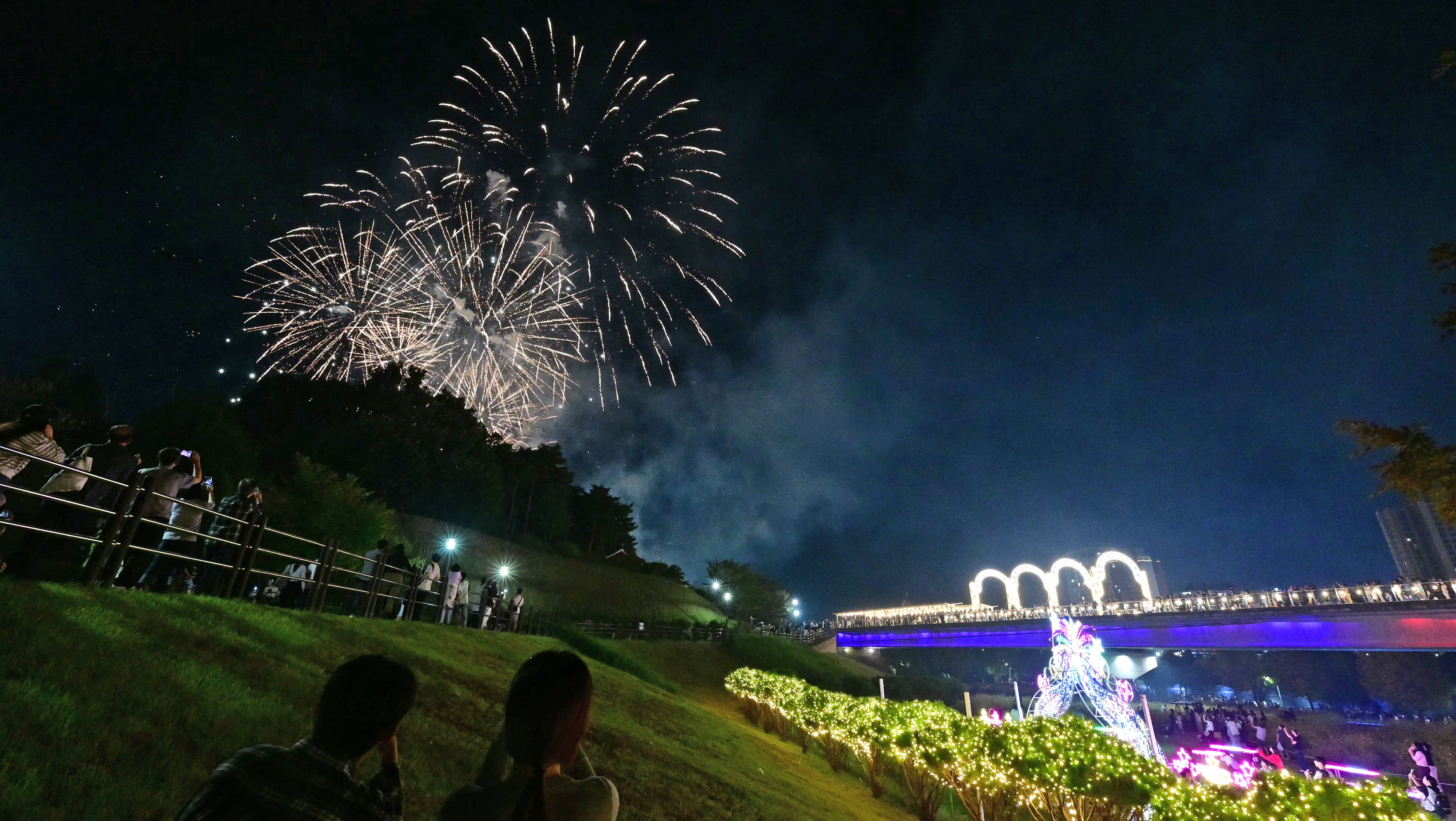 파주 운정호수에서 열린 불꽃축제.