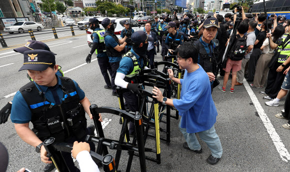 28일 대구 중구 반월당사거리인근 달구벌대로에서 ‘제16회 대구퀴어문화축제’개최를 앞두고 퀴어축제조직위원회 측과 경찰이 집회 장소 범위를 두고 대치하고 있다. 2024.9.28 연합뉴스