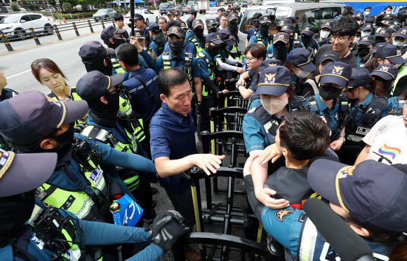 28일 대구 중구 반월당사거리인근 달구벌대로에서 ‘제16회 대구퀴어문화축제’개최를 앞두고 퀴어축제조직위원회 측과 경찰이 집회 장소 범위를 두고 대치하고 있다. 2024.9.28 연합뉴스