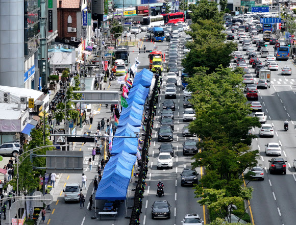 28일 대구 중구 반월당사거리 인근 달구벌대로에서 ‘제16회 대구퀴어문화축제’가 개최되고 있다. 이날 축제는 달구벌대로 5개 차로 중 3개 차로 180m를 사용해 열렸다. 2024.9.28  연합뉴스
