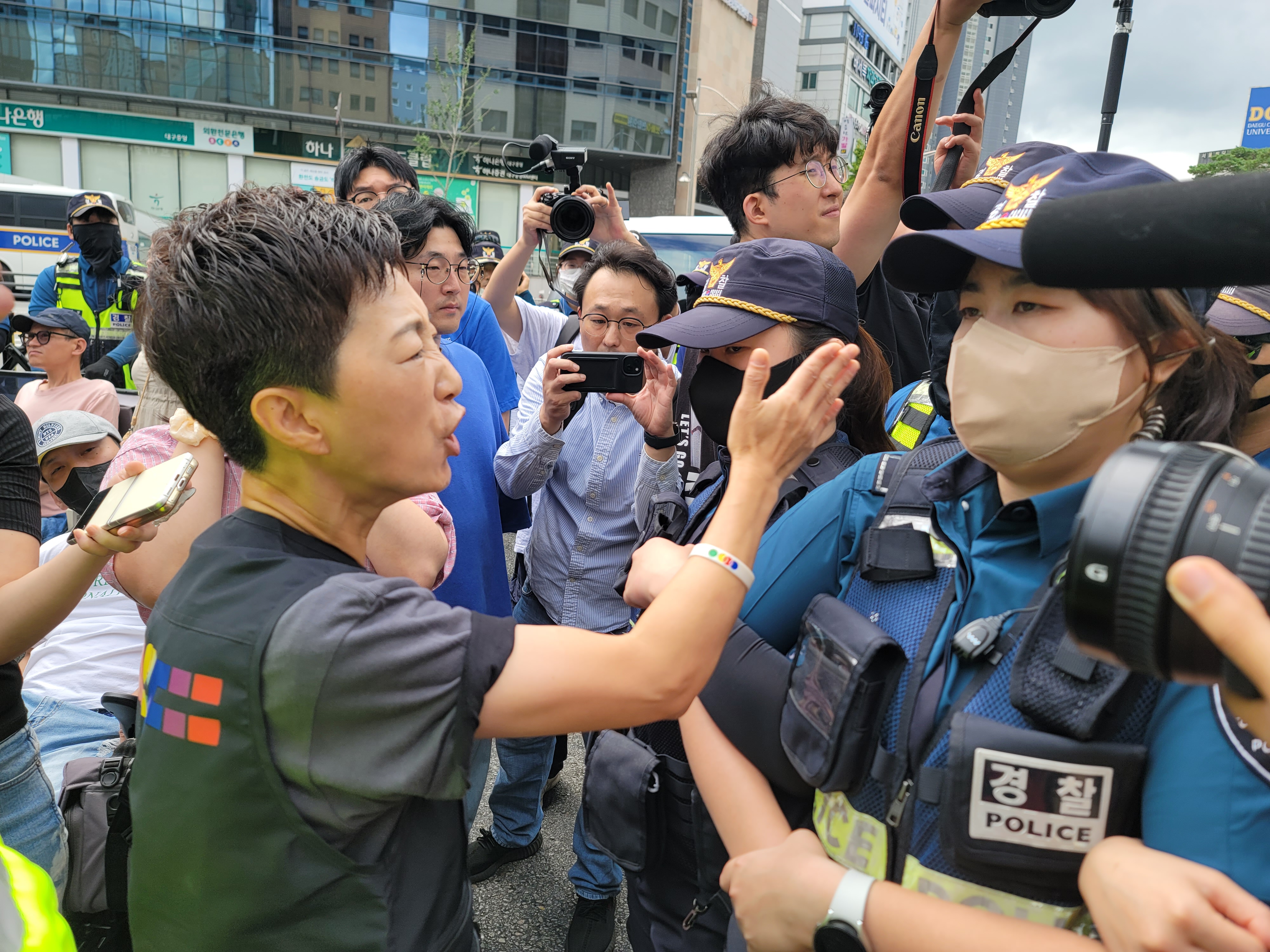28일 ‘제16회 대구퀴어문화축제’의 본격적인 축제 시작에 앞서 주최 측과 경찰이 무대 설치 장소 등을 두고 대치하고 있다. 2024.09.28. 뉴시스