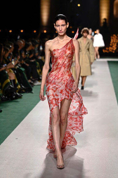 모델이 27일(현지시간) 프랑스 파리에서 열린 파리 패션 위크 중 빅토리아 베컴의 2025 여성 기성복 컬렉션을 선보이고 있다. AFP 연합뉴스