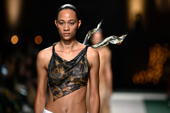 모델이 27일(현지시간) 프랑스 파리에서 열린 파리 패션 위크 중 빅토리아 베컴의 2025 여성 기성복 컬렉션을 선보이고 있다. AFP 연합뉴스