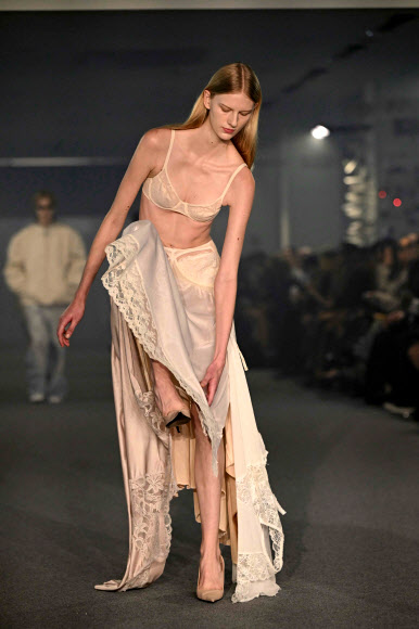 모델이 27일(현지시간) 프랑스 파리에서 열린 파리 패션 위크 중 베트멍(Vetements)의 2025 봄-여름 여성 기성복 컬렉션을 선보이고 있다. AFP 연합뉴스