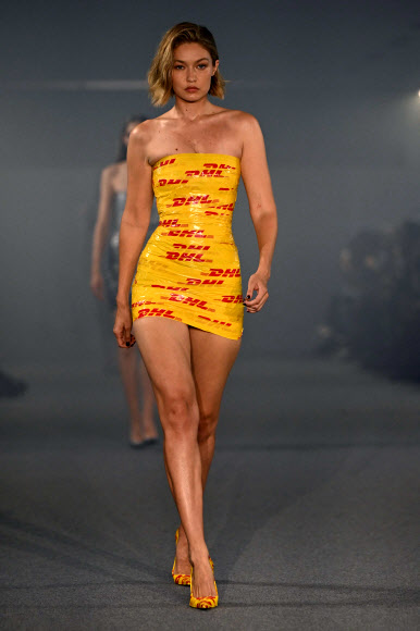 슈퍼모델 지지 하디드가 27일(현지시간) 프랑스 파리에서 열린 파리 패션 위크 중 베트멍(Vetements)의 2025 봄-여름 여성 기성복 컬렉션을 선보이고 있다. AFP 연합뉴스