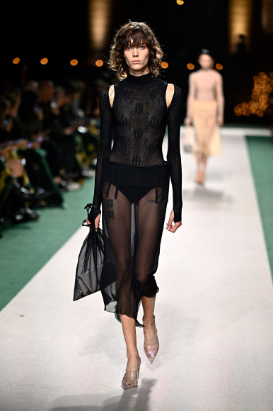 모델이 27일(현지시간) 프랑스 파리에서 열린 파리 패션 위크 중 빅토리아 베컴의 2025 여성 기성복 컬렉션을 선보이고 있다. AFP 연합뉴스