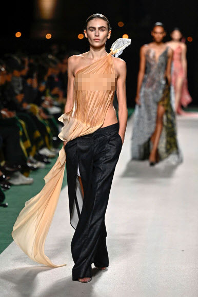 모델이 27일(현지시간) 프랑스 파리에서 열린 파리 패션 위크 중 빅토리아 베컴의 2025 여성 기성복 컬렉션을 선보이고 있다. AFP 연합뉴스