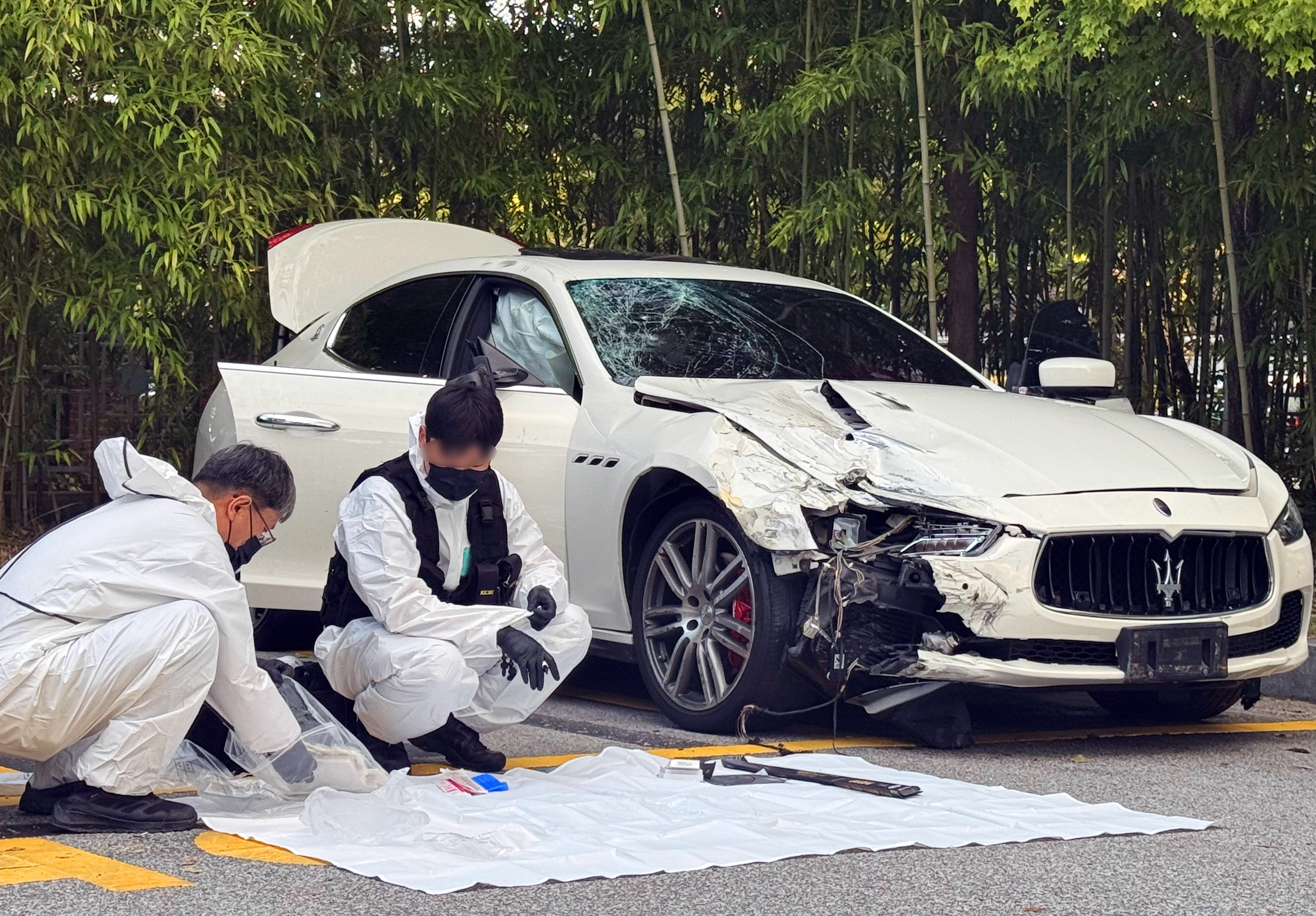 지난 25일 오후 광주 서부경찰서에서 국립과학수사연구원 관계자들이 ‘음주 뺑소니 사망사고’ 차량인 마세라티를 대상으로 정밀 감정을 하고 있다. 2024.9.26 연합뉴스