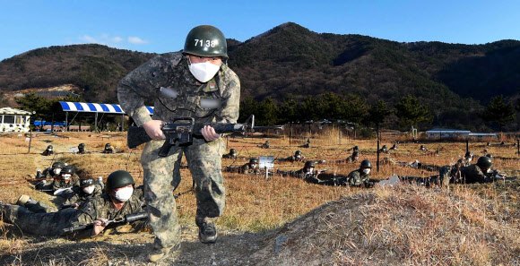 지난 12일 경남 창원시 진해구 해군교육사령부  야전교육훈련대대에서 제270기 부사관 후보생이 각개전투를 하고 있다. 2021.1.13. 해군 제공