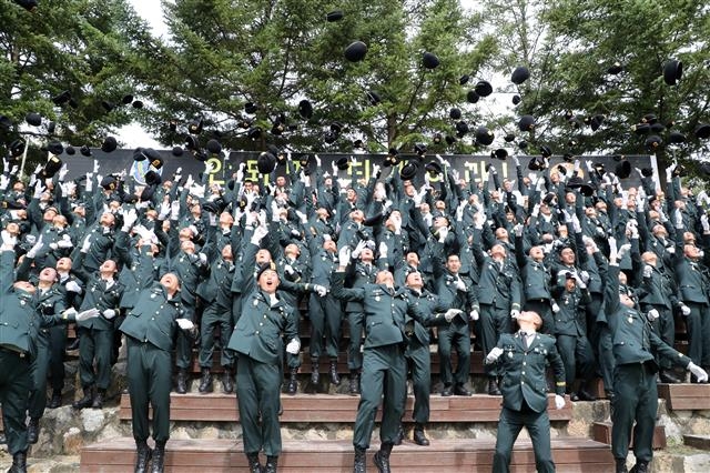 경기 광주시 오포읍 특수전학교에서 열린 50기 4차 특전부사관 임관식에서 신임 특전부사관들이 검은 베레모를 던지며 환호하고 있다. 2019.9.27 뉴스1