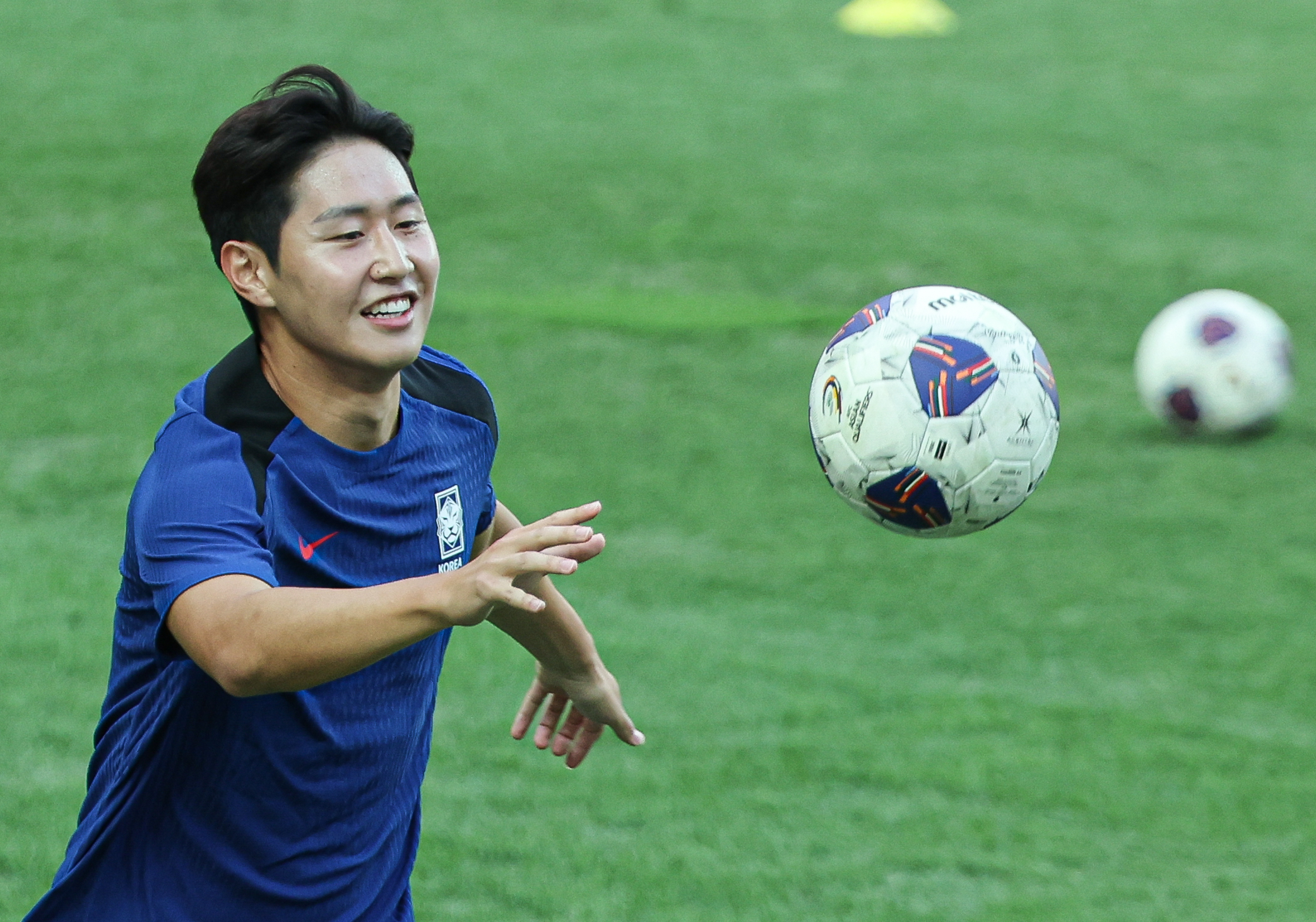 한국 남자축구 국가대표 이강인이 지난 4일 서울월드컵경기장에서 열린 2026 북중미월드컵 아시아 지역 3차 예선 대비 훈련에서 밝게 웃고 있다. 뉴스1