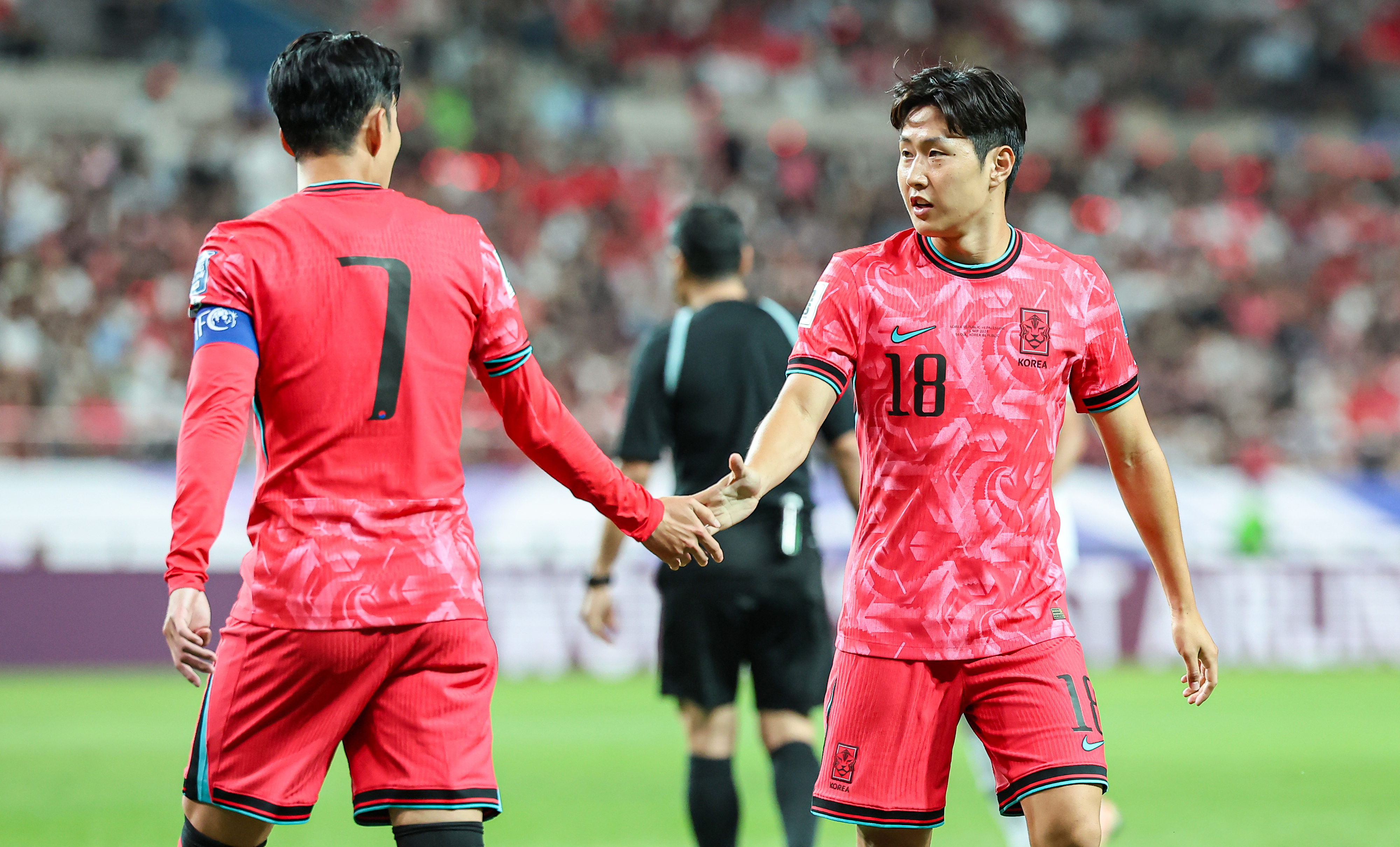 한국 남자축구 국가대표 이강인이 지난 5일 서울월드컵경기장에서 열린 2026 북중미월드컵 아시아 지역 3차 예선 B조 1차전 팔레스타인과의 홈 경기에서 손흥민과 대화하고 있다. 뉴스1