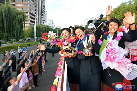 20살미만 여자월드컵경기대회에서 우승한 선수들이 귀국했다고 조선중앙통신이 29일 보도했다. 선수들을 평양시민들이 열렬히 환영했다고 통신은 전했다.2024.9.29  평양 조선중앙통신·연합뉴스