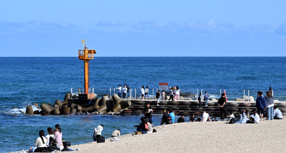 가을이 완연한 29일 강원 강릉시 강문해변을 찾은 관광객들이 9월의 마지막 휴일을 즐기고 있다. 2024.9.29  연합뉴스