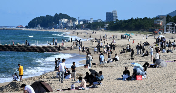 가을이 완연한 29일 강원 강릉시 강문해변을 찾은 관광객들이 9월의 마지막 휴일을 즐기고 있다. 2024.9.29  연합뉴스