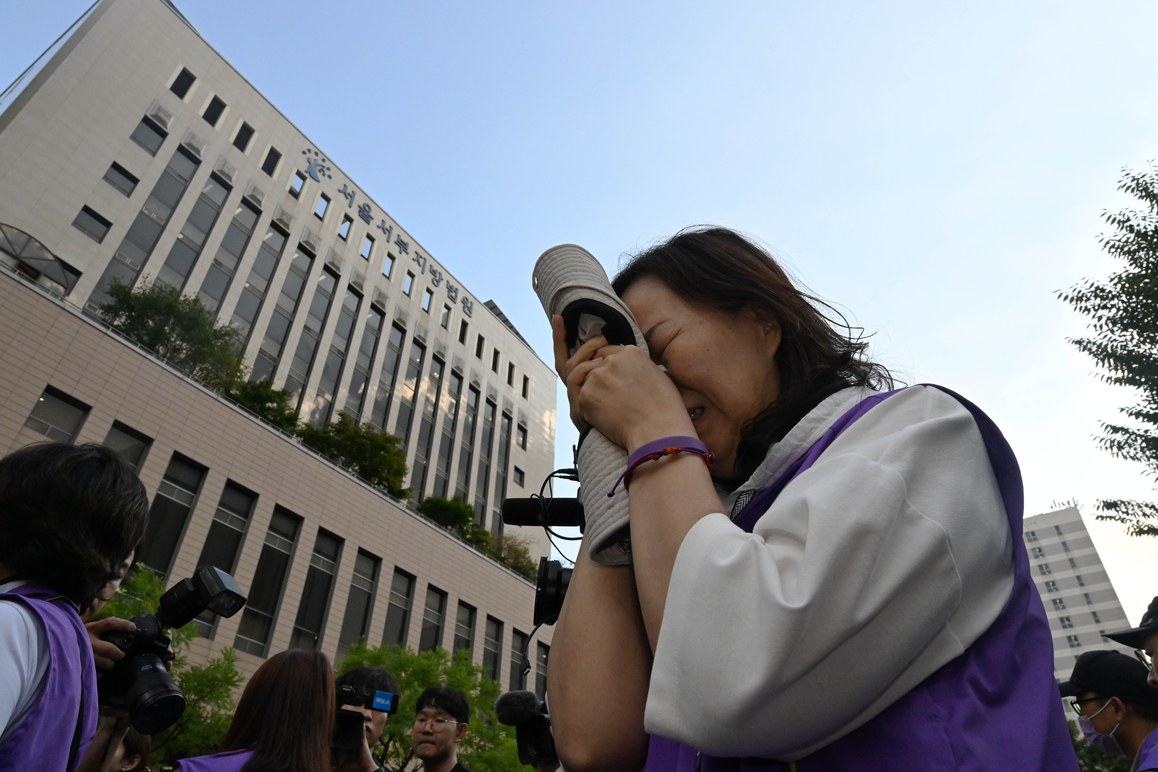 이태원 참사 부실 대응 관련 1심 선고재판이 열린 30일 서울 마포구 서울서부지방법원 앞에서 유가족이 박희영 용산구청장이 무죄 판결을 받고 청사를 빠져나간 뒤 눈물을 흘리고 있다. 2024.9.30 홍윤기 기자