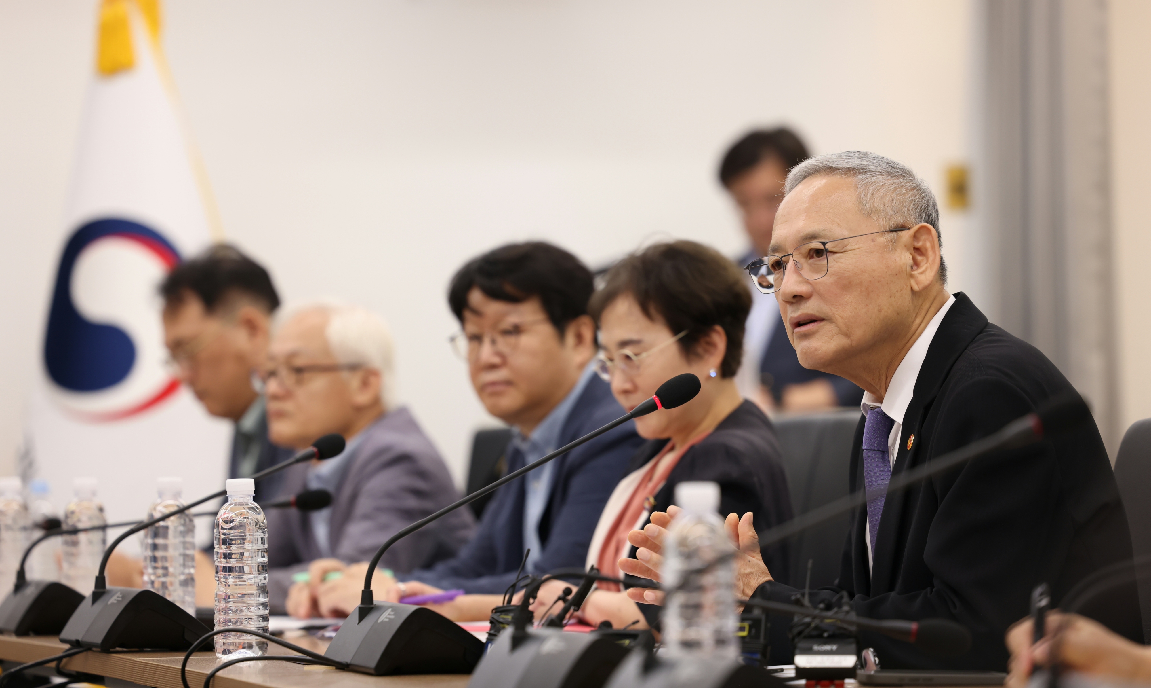 30일 서울 종로구 국립현대미술관 대회의실에서 열린 문화체육관광부 ‘언어문화 개선 실천과제’ 브리핑에서 유인촌(맨 오른쪽) 문체부 장관이 달라진 한글의 위상에 관해 이야기하고 있다. 문화체육관광부 제공