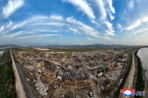 김정은 북한 국무위원장이 지난 29일 평안북도 큰물피해지역의 복구건설사업을 현지지도했다고 조선중앙통신이 30일 보도했다. 2024.9.30. 평양 조선중앙통신 연합뉴스